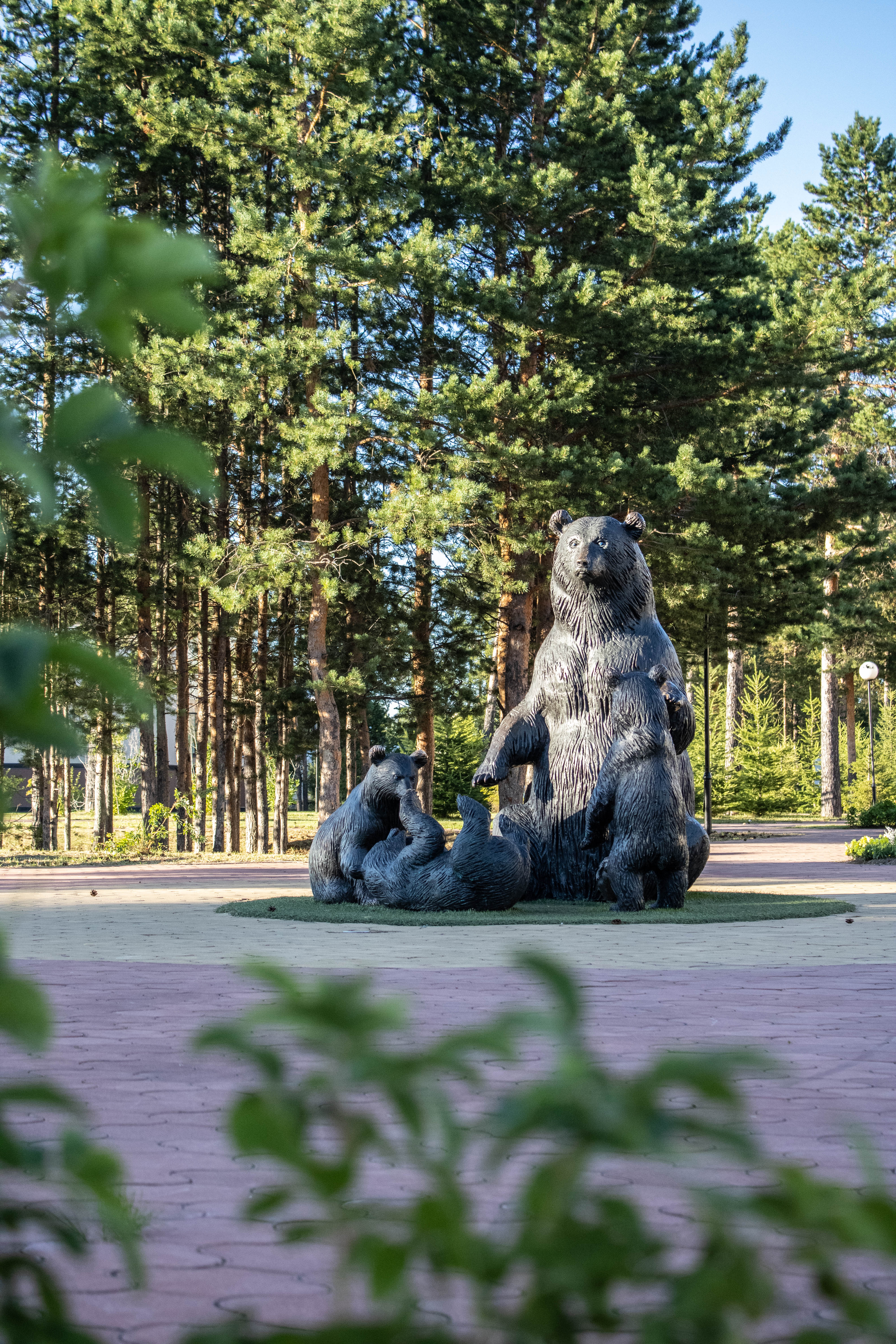 Скульптурная композиция «Медведи».